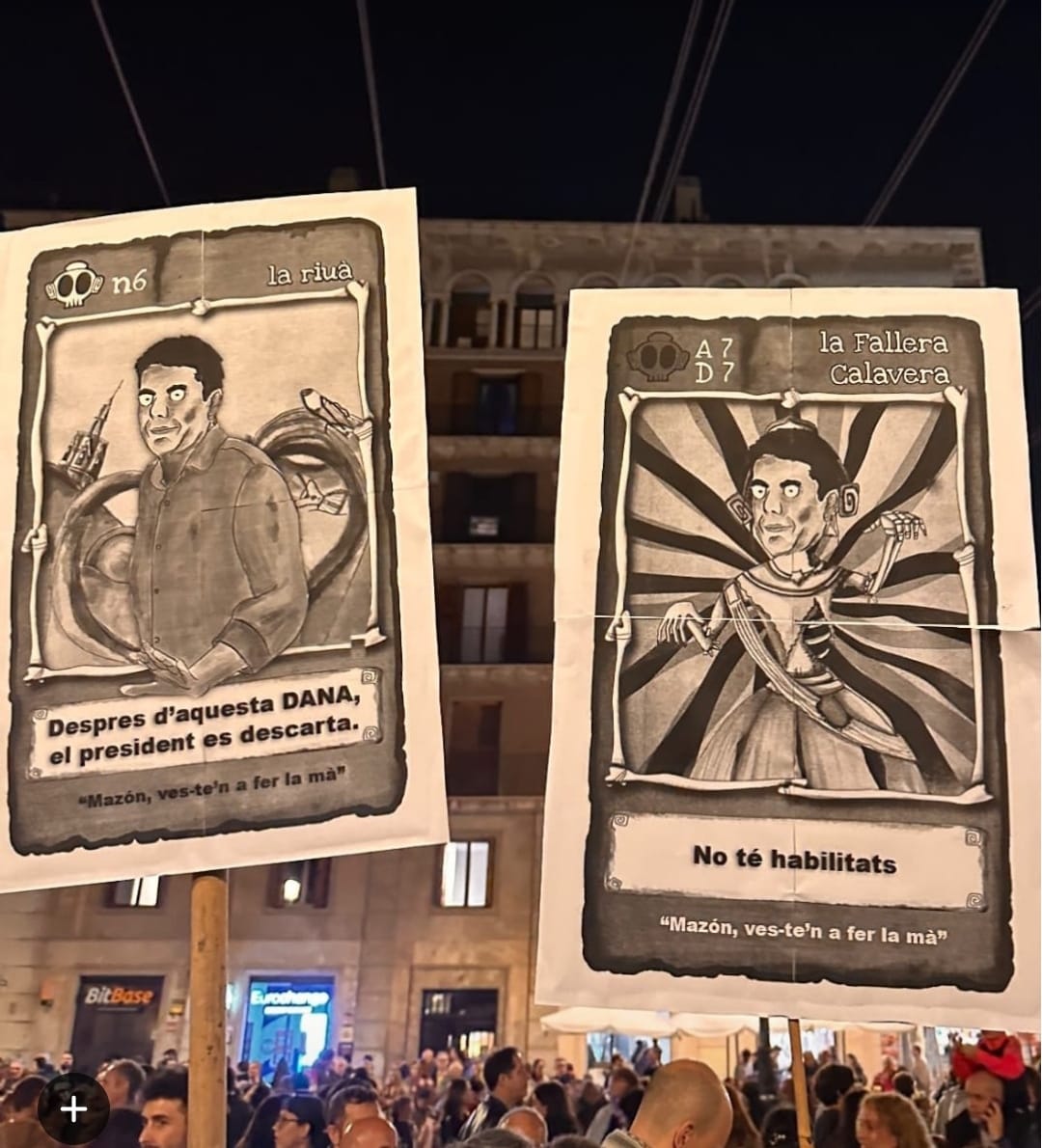 No sé de qui són, però són les millors pancartes de tota la manifestació.

#Mazondimissio