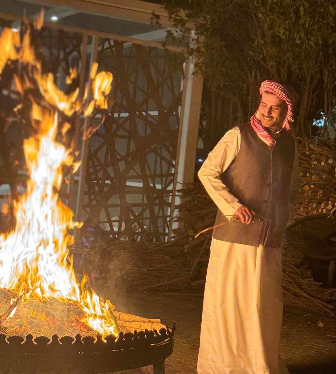 في مثل هذه الليالي البارده، قال سعد علوش:
"حضن صدره بيده وكنّ في ضلوعه طير 
ماهو خايف من البرد .. خايف من شتاته"