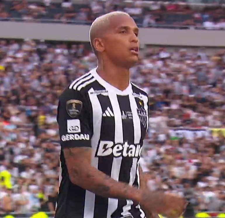 Compararam um cara que tem 3 finais de libertadores jogadas e 4 gols com um que fez um gol na sorte

Brutal.