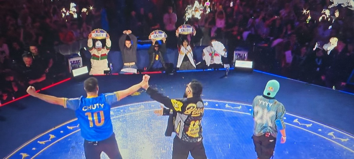 Increíble como la host es capaz de leer la mente del jurado dando ganador a Chuty antes de que el último jurado revele su voto.
No me jodas red bull.

#RedBullBatalla #redbullinternacional #Gazir