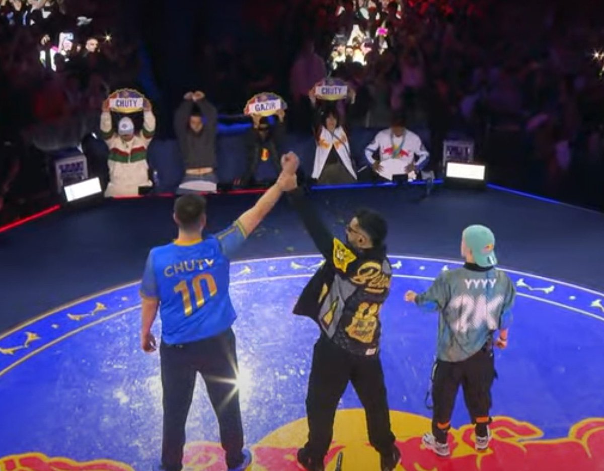 ClickContexto's tweet photo. 🔥 ¿Robo en la Red Bull? 🔥
Chuty se coronó campeón, pero muchos creen que Gazir fue el verdadero ganador tras una actuación impecable. ¿Favoritismo del jurado o decisión justa? La polémica está servida en el mundo del #freestyle ¿Tú qué opinas? #RedBullBatalla #GazirVsChuty https://t.co/CrpS1UkPOg