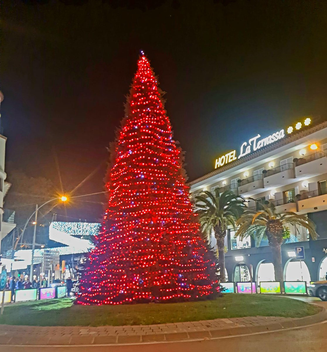 Gironanoticies's tweet photo. Platja d'Aro encén la decoració de Nadal i el túnel de llum del carrer Miramar  https://t.co/pJbRXUMNnj

El municipi ha engalanat 25.000 m² de carrers, places i avingudes  #PlatjadAro #Nadal https://t.co/PuPIJhDMGl