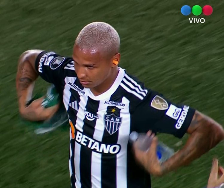 RiverJugadores's tweet photo. Deyverson desde que hizo el gesto de la camiseta de boca 👇 
❌ Su equipo NO GANÓ en 9 partidos.
❌ NO METIÓ ni un gol.
❌ PERDIÓ la final de la Copa de Brasil.
❌ Le entraron a ROBAR a su casa de Belo Horizonte y lo CAGARON A PALOS.
❌ PERDIÓ la final de la Libertadores. https://t.co/9w7bYDfXIn