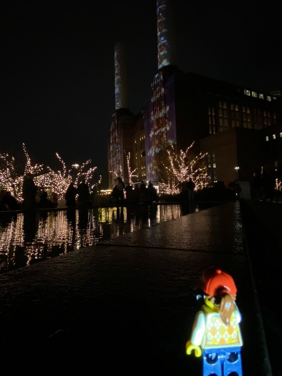 …On the way home we stopped off at <a href="/BatterseaPwrStn/">Battersea Power Station</a> to have a look at the new <a href="/aardman/">Aardman</a> #WallaceandGromit #animation

#LittleAdventure 
#CrackingChristmas
#ShotOniPhone