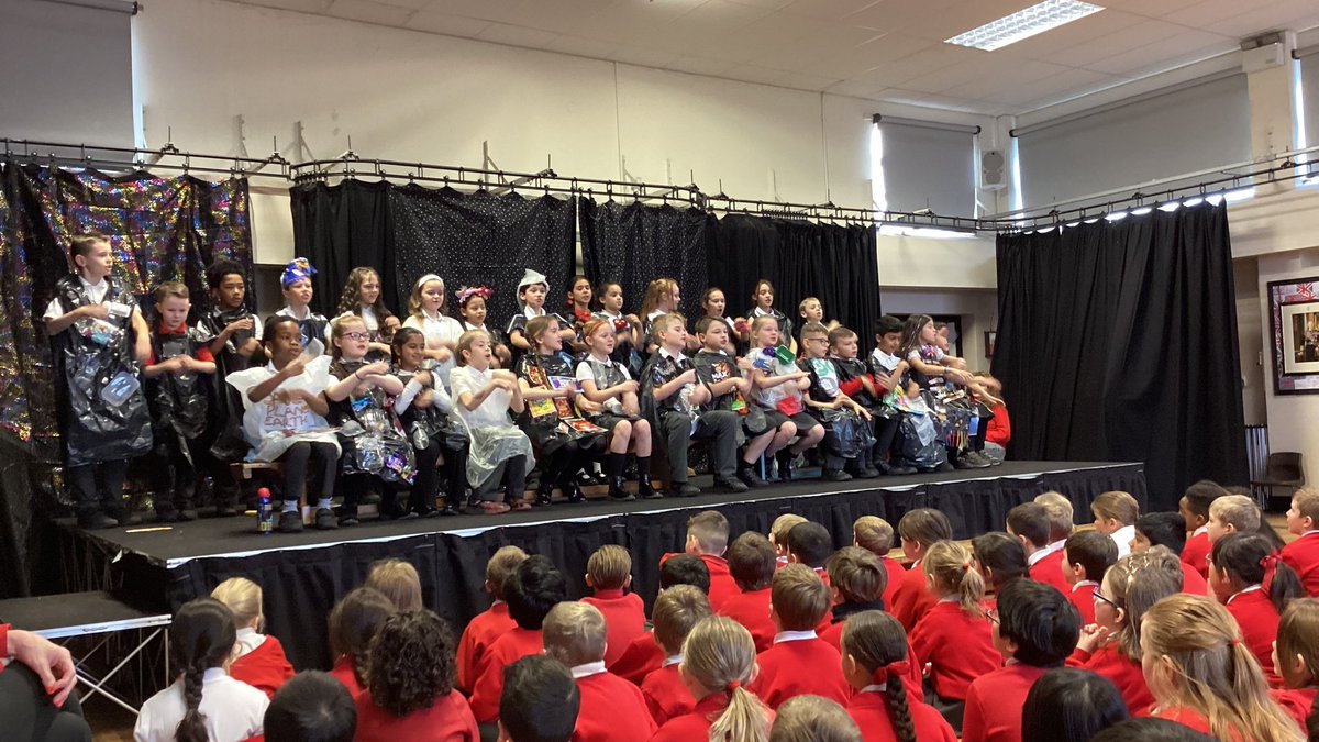 TheWilmAcad's tweet image. Congratulations Class 10 on your fun, confident and informative assembly on plastic pollution! 🥳 Thank you to the wonderful Class 10 families who helped with learning lines, making costumes and practising the song. 👍 #ChooseTheWilmAcad #Class10