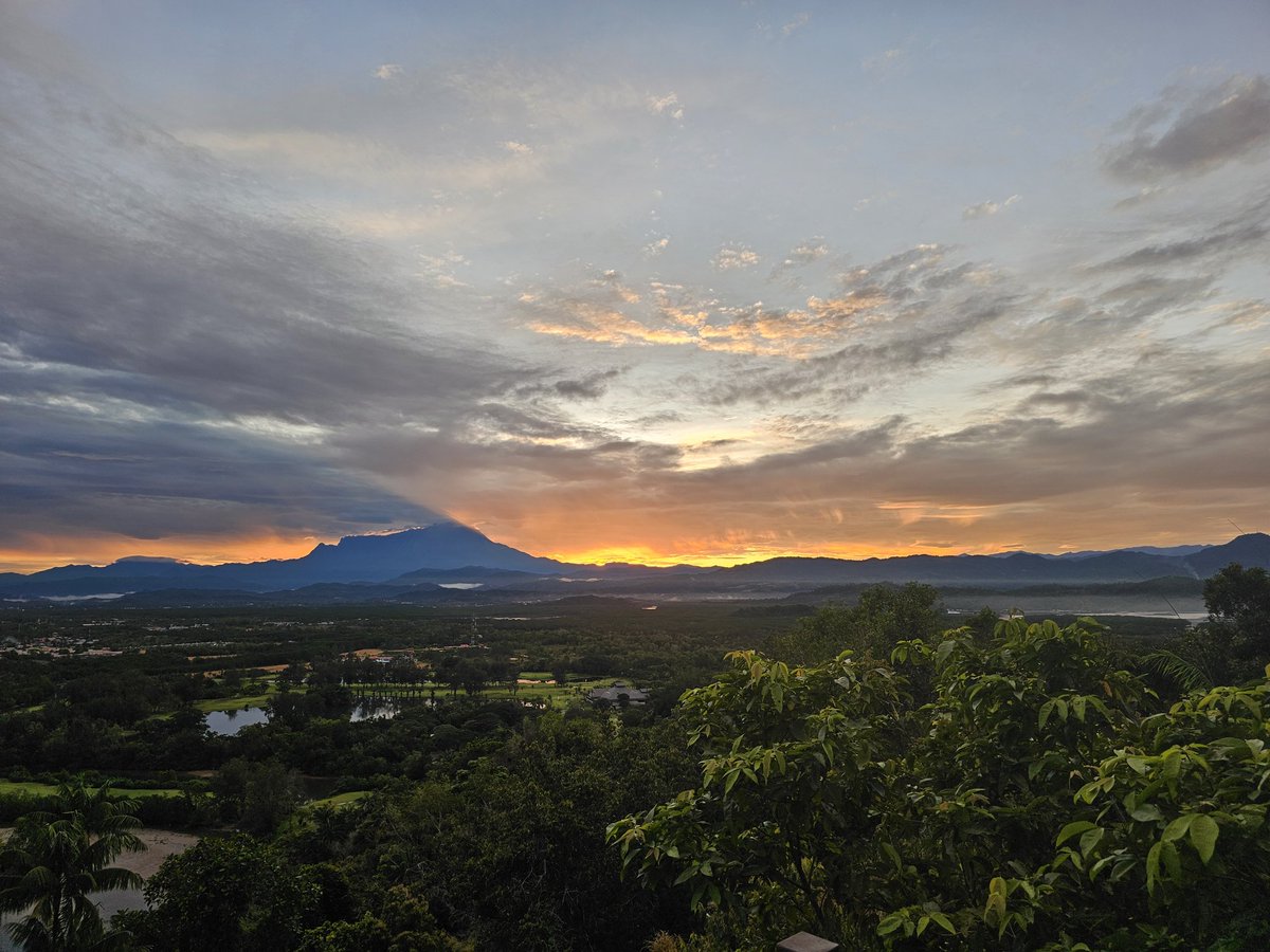 liambrophy's tweet image. Worth the early start for an amazing sunrise in Borneo.