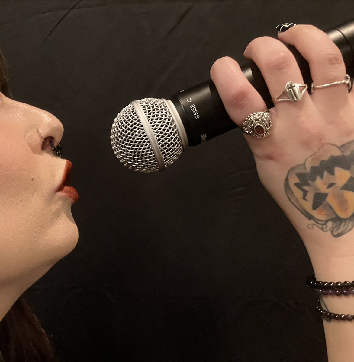 Oo-la-la!!
Just a few short hours till "Karaoke With The Guests"!
Tonight, 7pm in Panel Room 2... only at #AnimeDallas!
See you there!