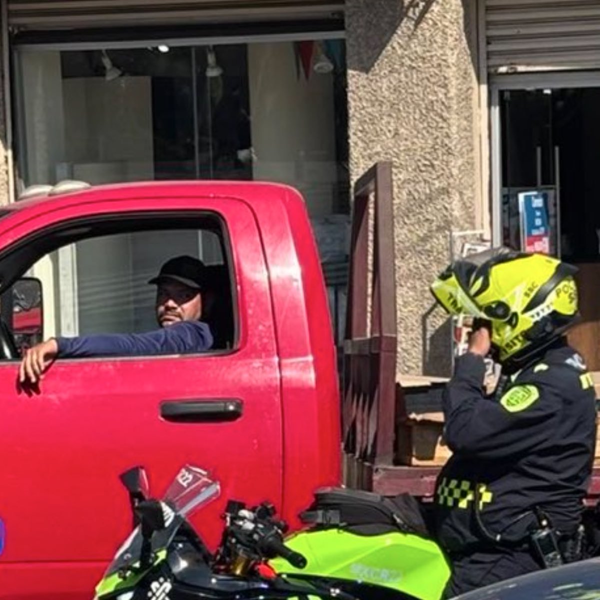 ¿Que exagero diciendo que en la ciudad no hay autoridad? Vean la cara de completo cinismo del tipo de la camioneta en pleno paso peatonal, sabedor que la autoridad no lo molestará porque LA PROPIA AUTORIDAD ESTÁ HACIENDO LO MISMO.

La cdmx es la capital de la impunidad.