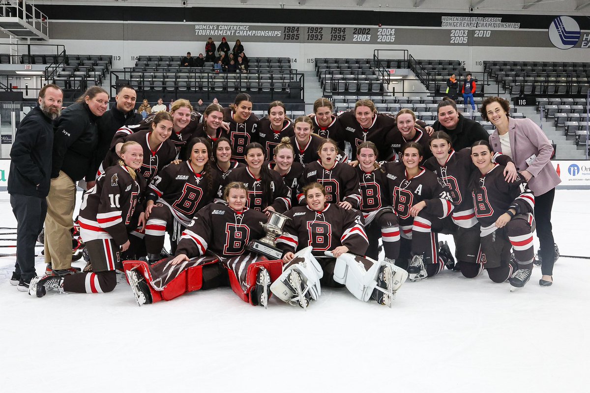 BrownU_WHockey's tweet image. Hoisting the Mayor’s Cup!