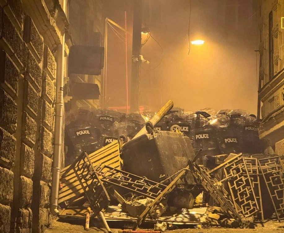 The building of Georgian 🇬🇪 Parliament right now. Such terrible developments for all Georgians wishing for their EU dream to come true. No one has the right to deprive you of your future. Keep safe my friends.