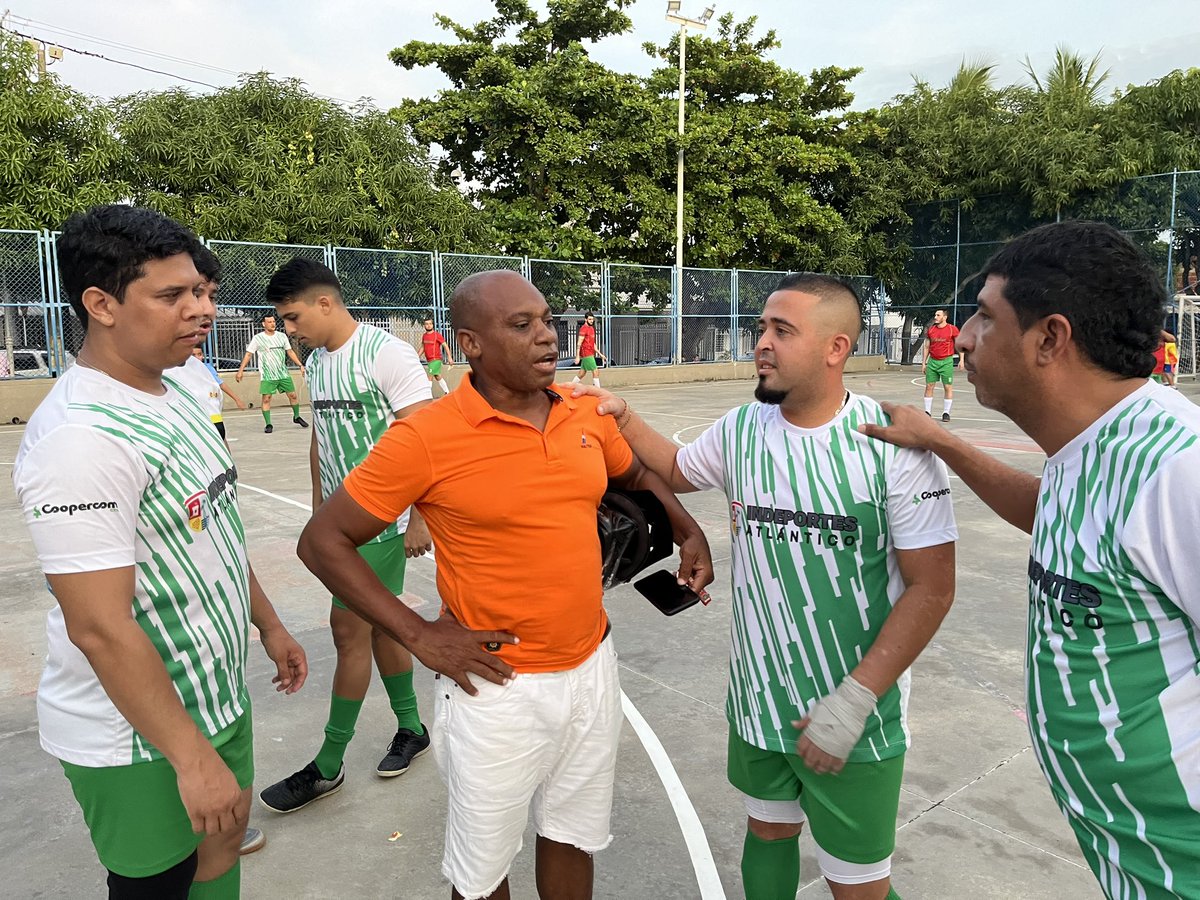 RICARDO ORDÓÑEZ SIMMONDS (@reporterillo) on Twitter photo Team <a href="/CoopercomCTAOfi/">COOPERCOM C.T.A.</a> !!!
Jugando las semifinales del tradicional Torneo Intermedios de Comunicación en el Parque de los periodistas en el barrio El Carmen.
Buscando la final !!! Team <a href="/CoopercomCTAOfi/">COOPERCOM C.T.A.</a> !!!
Jugando las semifinales del tradicional Torneo Intermedios de Comunicación en el Parque de los periodistas en el barrio El Carmen.
Buscando la final !!!