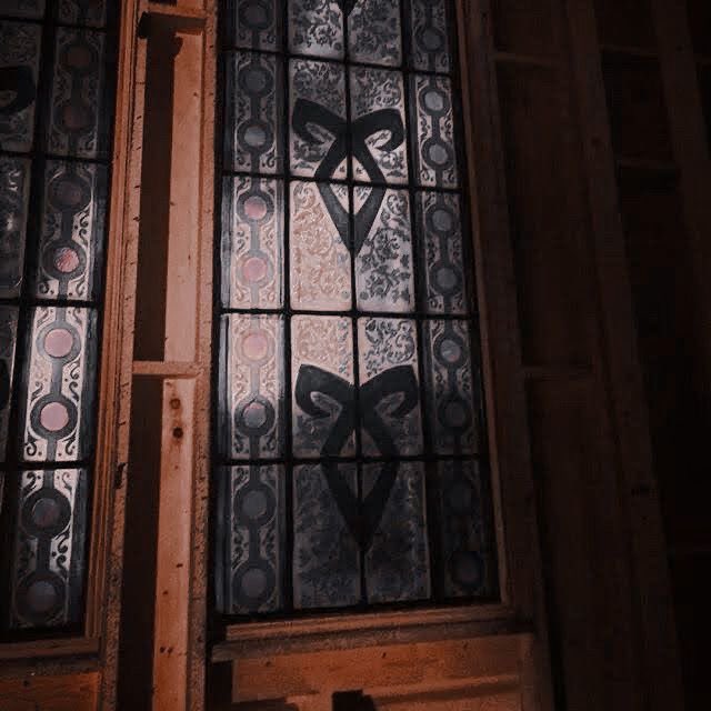 ahripeitos's tweet photo. 🪞🍷 𝐂𝐢𝐝𝐚𝐝𝐞 𝐝𝐞 𝐕𝐢𝐝𝐫𝐨 - 𝐂𝐚𝐬𝐬𝐚𝐧𝐝𝐫𝐚 𝐂𝐥𝐚𝐫𝐞.

★ ★ ★ ★ ☆

“-Por favor. Se não dissermos nada... Se simplesmente fingirmos.
-Não da para fingir – disse Jace, objetivo. – Eu amo você, e vou amar até morrer, e se houver vida depois disso, vou amar também.” https://t.co/7CzG5bZC1D
