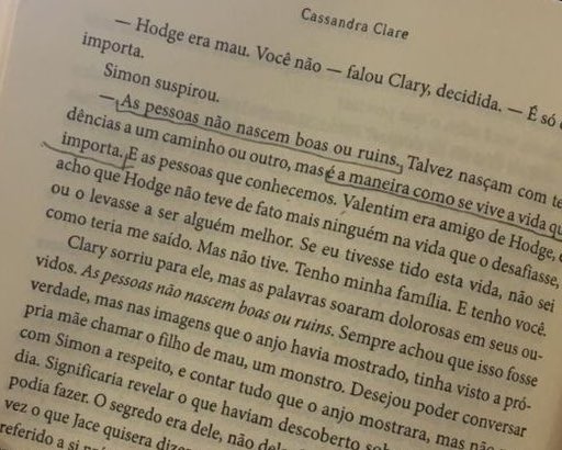 ahripeitos's tweet photo. 🪞🍷 𝐂𝐢𝐝𝐚𝐝𝐞 𝐝𝐞 𝐕𝐢𝐝𝐫𝐨 - 𝐂𝐚𝐬𝐬𝐚𝐧𝐝𝐫𝐚 𝐂𝐥𝐚𝐫𝐞.

★ ★ ★ ★ ☆

“-Por favor. Se não dissermos nada... Se simplesmente fingirmos.
-Não da para fingir – disse Jace, objetivo. – Eu amo você, e vou amar até morrer, e se houver vida depois disso, vou amar também.” https://t.co/7CzG5bZC1D