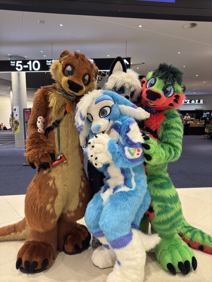 Can anybody tell me who this adorable cutie in the middle is?! &gt;///&lt;

They watched me strangle the cat in the background and were so frightened and i didnt even hug them QwQ