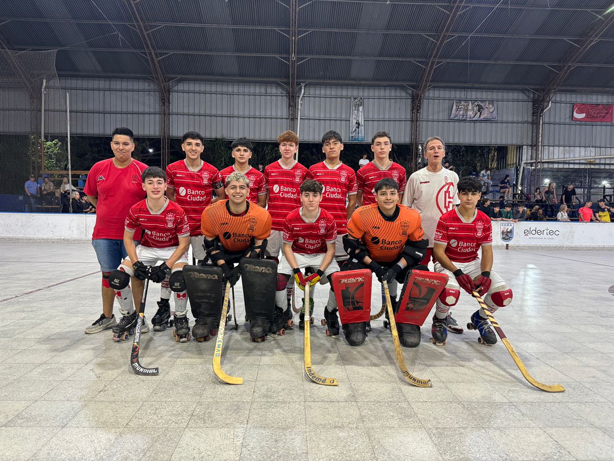 huracandeportes's tweet photo. #Huracán 🎈 #HockeySobrePatines

¡GLOBO CAMPEÓN 🏆

🏑 La Categoría Juniors del Masculino venció 5-2 a #GEBA por el Campeonato Metropolitano del Clausura y se consagró en la pista de Ciudad

¡Felicitaciones, Quemeros! 🥳🎉 https://t.co/U5xyrsspVu