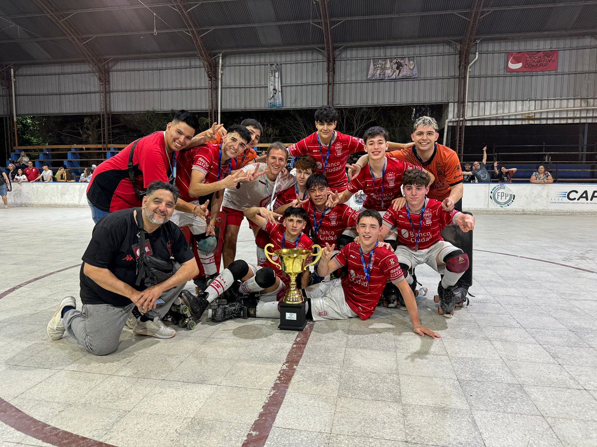 huracandeportes's tweet photo. #Huracán 🎈 #HockeySobrePatines

¡GLOBO CAMPEÓN 🏆

🏑 La Categoría Juniors del Masculino venció 5-2 a #GEBA por el Campeonato Metropolitano del Clausura y se consagró en la pista de Ciudad

¡Felicitaciones, Quemeros! 🥳🎉 https://t.co/U5xyrsspVu
