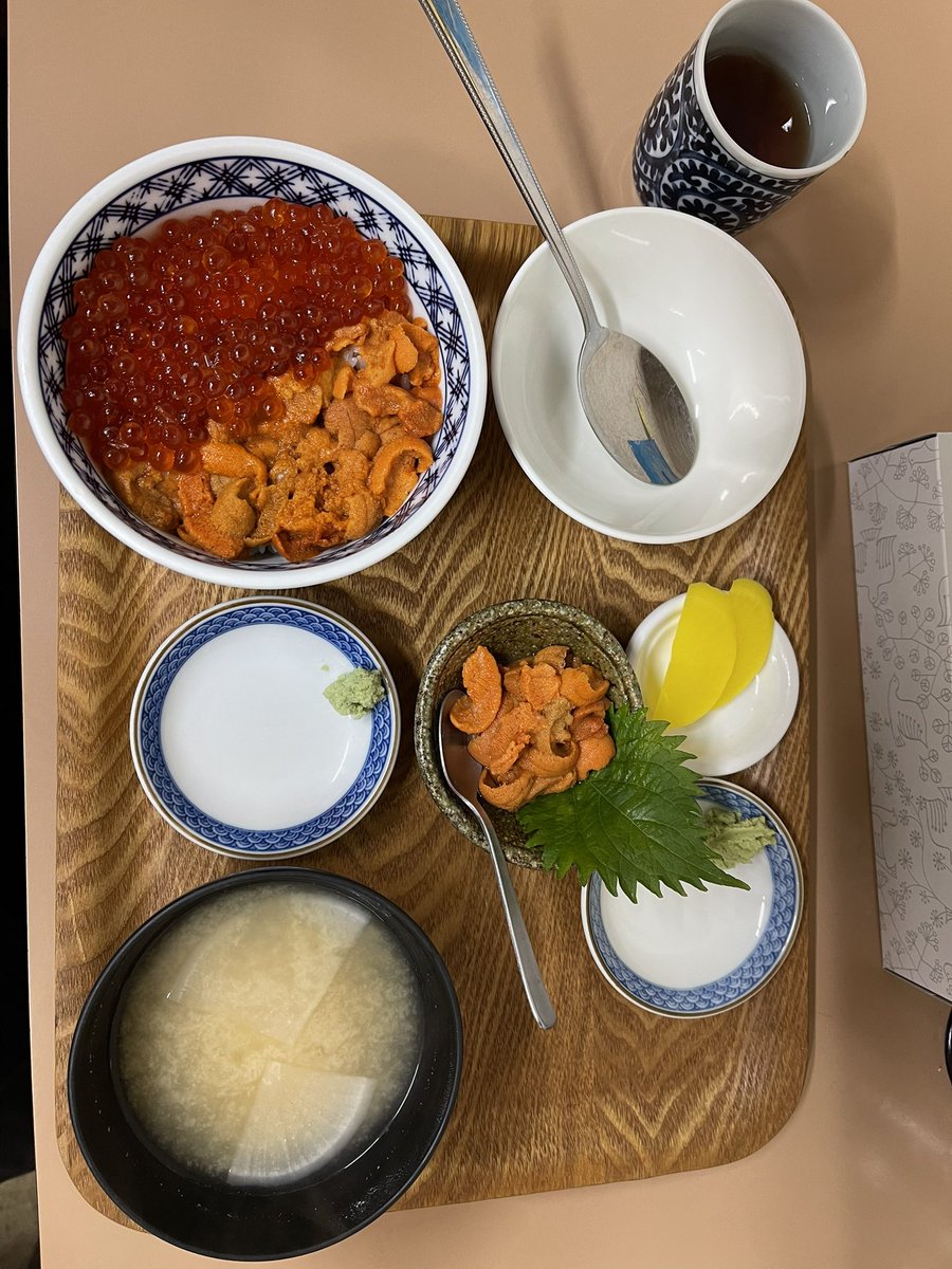 友人の誘いで北海道へ旅行をしました。
『占い師に見て貰いたい事がある』と言うので付いて行き、私の運勢も見て貰いました🔮
私は『もう結婚出来ないと諦めてます』と言うと『来年結婚すると何度見ても出ます』と言われました。
『仕事関係で知り合う大阪の女性』だそうです。
ほんまかいな⁉️😅笑