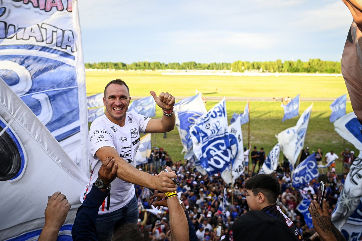 actcargentina's tweet photo. Mariano y los hinchas teceísta 💙

#GPCoronaciónRUS
📸 Prensa ACTC https://t.co/LvBtk8qJbv