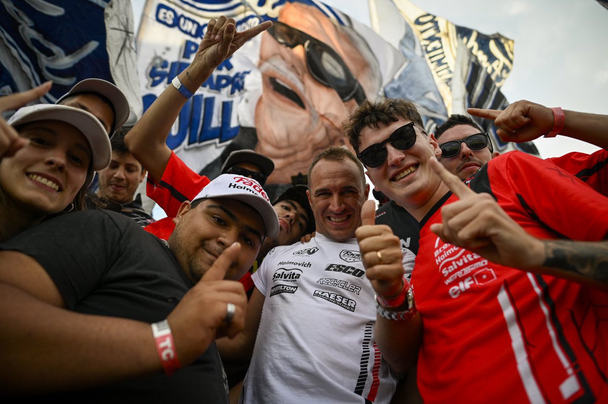 actcargentina's tweet photo. Mariano y los hinchas teceísta 💙

#GPCoronaciónRUS
📸 Prensa ACTC https://t.co/LvBtk8qJbv