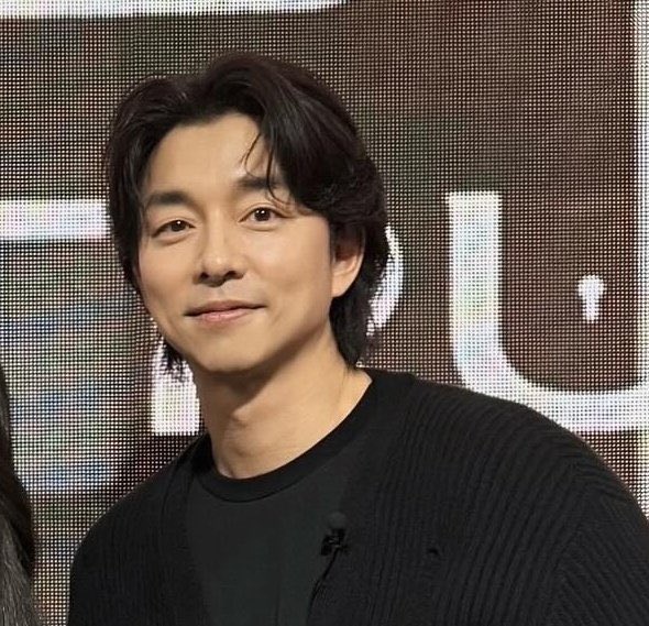 oopsgoeun's tweet image. pois o gong yoo tá servindo muito com esse long hair