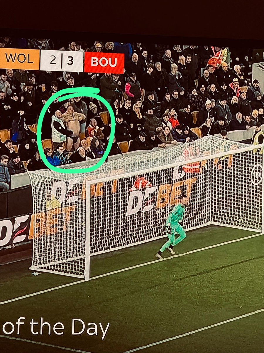 Top lad at <a href="/Wolves/">Wolves</a> today trying to help with the penalty 😂