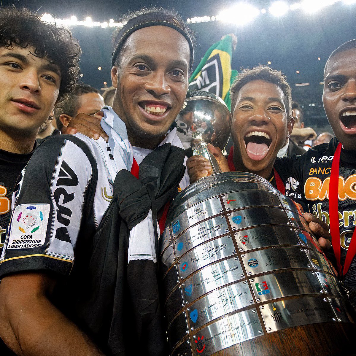 Opinião: o Ronaldinho ter ganhado a Libertadores com o Atlético Mineiro é mais impressionante que as 3 Copas do Mundo do Pelé e as 8 bolas de ouro do Messi.

Ganhar libertadores com esse time minúsculo é gigante demais!