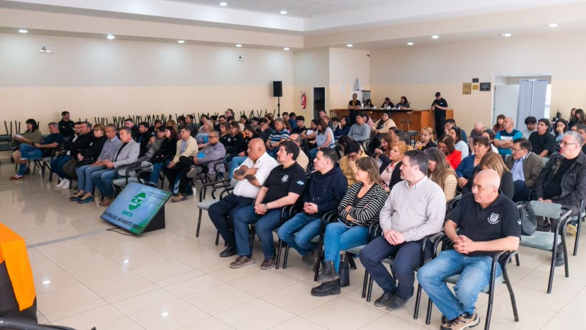 "SE LLEVÓ A CABO LA 1.ª JORNADA GREMIAL EN TIERRA DEL FUEGO: “HACIA LA JUSTICIA SOCIAL Y LA DIGNIDAD DEL TRABAJADOR”. lamuy.com.ar/post/se-llevó-…ª-jornada-gremial-en-tierra-del-fuego-hacia-la-justicia-social-y-la-dignidad