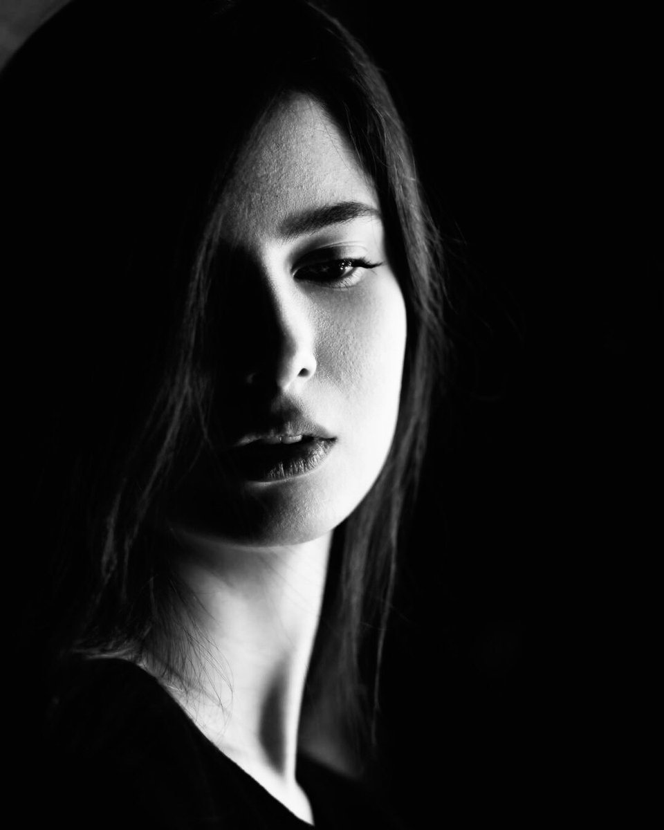 أَخوضُ فِي نُقطةٍ مُبهَمة
أَبحَثُ دَائِماً عَن مَعنىٰ مُختلِف
أُخلِدُ صَمتِي فِي جُملَة
وَأستَبِيحُ مُقايَضة الوَاقِع لِلخَيال.

#رواء