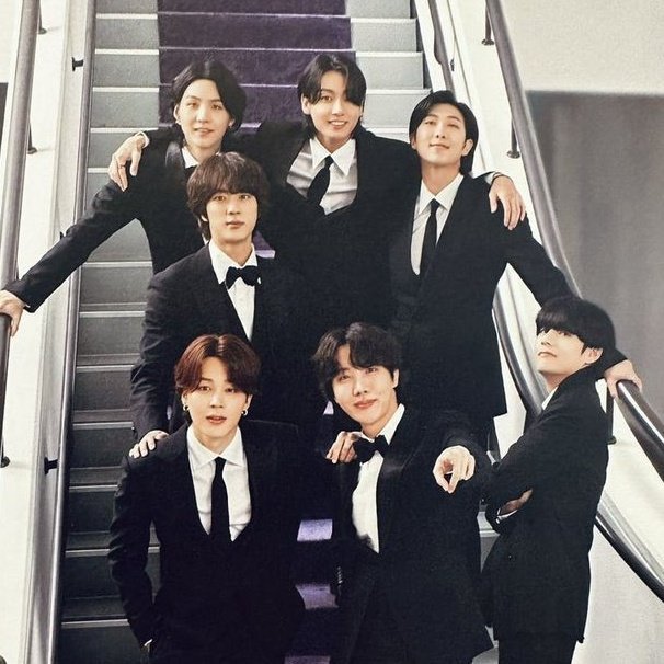 RT + REPLY 

WE LOVE YOU YOONGI
#BTSisSeven
사람들은 말해 세상이 다 변했대
#WeLoveYouYoongi
다행히도 우리 사이는 아직 여태 안 
#YoongiNeverWalksAlone
일곱이라 다행이다
#ARMYLoves7
아포방포 방탄소년단
#7StarsInARMYsGalaxy