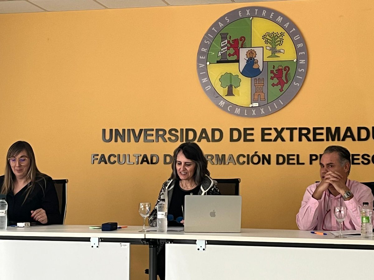 Mario Hidalgo (@mahidalgopu) on Twitter photo Esta semana ha venido cargada de emociones. Por fin, he completado mis estudios de doctorado en la Universidad de Extremadura, bajo la dirección de mi mentor y amigo <a href="/jesus_valverde/">Jesús Valverde</a> . En el tribunal <a href="/pazprendes/">Paz Prendes</a>, <a href="/rosafersan/">Rosa Fernández Sánchez</a> y Marcos Cabezas González. ¡Inmensamente feliz! 😊 Esta semana ha venido cargada de emociones. Por fin, he completado mis estudios de doctorado en la Universidad de Extremadura, bajo la dirección de mi mentor y amigo <a href="/jesus_valverde/">Jesús Valverde</a> . En el tribunal <a href="/pazprendes/">Paz Prendes</a>, <a href="/rosafersan/">Rosa Fernández Sánchez</a> y Marcos Cabezas González. ¡Inmensamente feliz! 😊