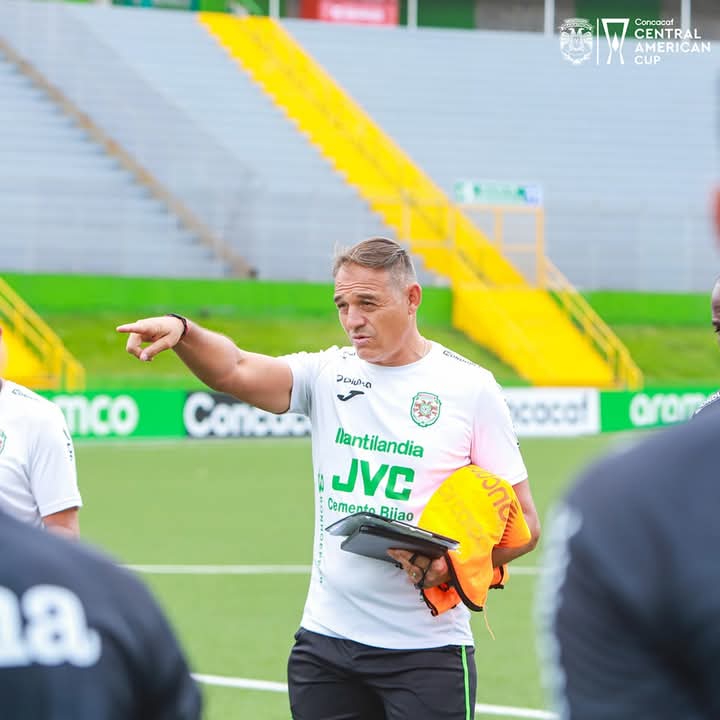 Verdecapo3's tweet photo. Cagón, igual que un par de jugadores.
Lárgate, te soportamos por qué no había de otra, la única esperanza era que nos callaras la boca pero fue más de lo mismo, lárgate técnico de quinta, no regreses más https://t.co/3nMrSS2Xr3