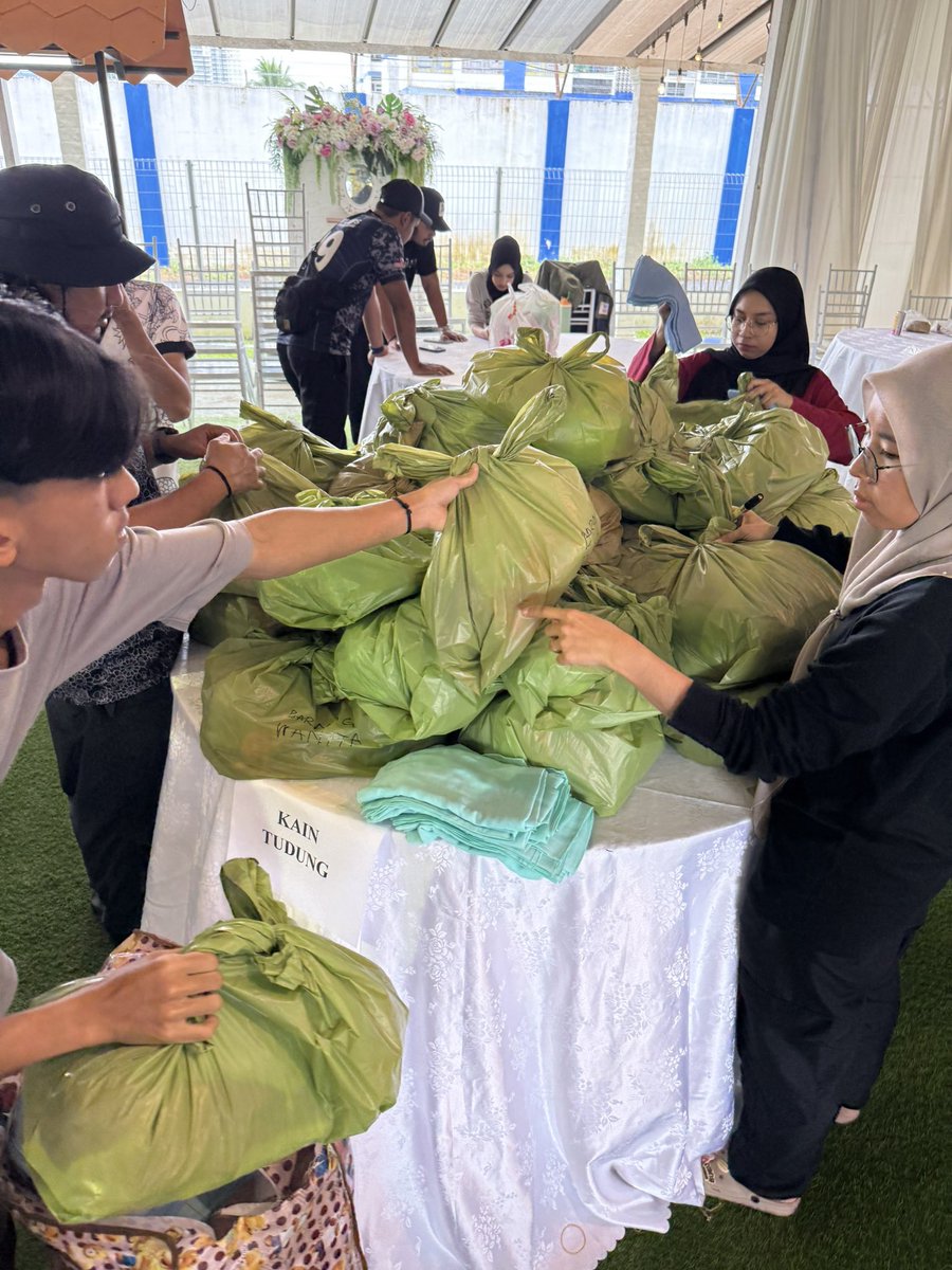 khairulaming's tweet photo. Pusat gerakan banjir kita dah fully running dengan skala yang lagi besar. Jawatankuasa dah ditubuhkan, sop dah siap, volunteers dan barang pun dah mula masuk banyak. Delivery akan start jam 2pm https://t.co/UUi0NkpzIy