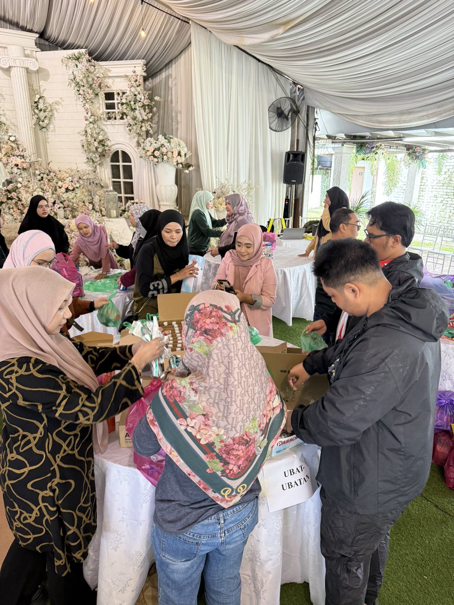 Pusat gerakan banjir kita dah fully running dengan skala yang lagi besar. Jawatankuasa dah ditubuhkan, sop dah siap, volunteers dan barang pun dah mula masuk banyak. Delivery akan start jam 2pm