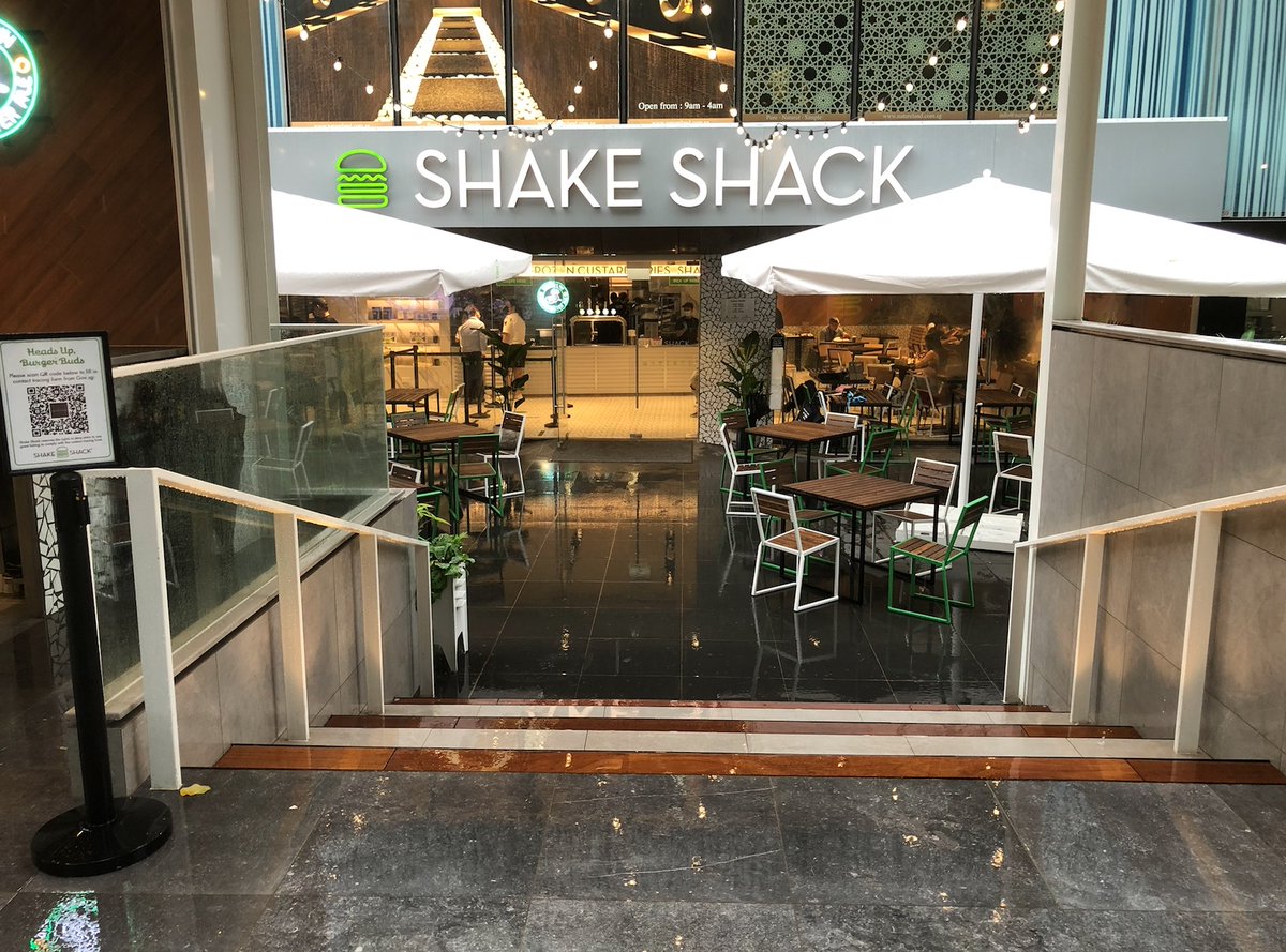 rhukahn's tweet photo. ランチにハンバーガー食べたくなったので、日本にもある『Shake Shack』に来ました。外は暑い😅何だか空いてそう。デリバリーが多いのかな？『Shack Burger』と『Cheese Fries』、『Singapore FlavorのMilk Shake』食べてます。美味しいです。

#ShakeShack #ShackBurger #CheeseFries #MilkShake https://t.co/WvgYVyfXts