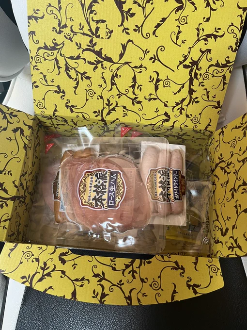 お歳暮に加工肉セット貰った🥰
原稿のオトモに最適!! 
