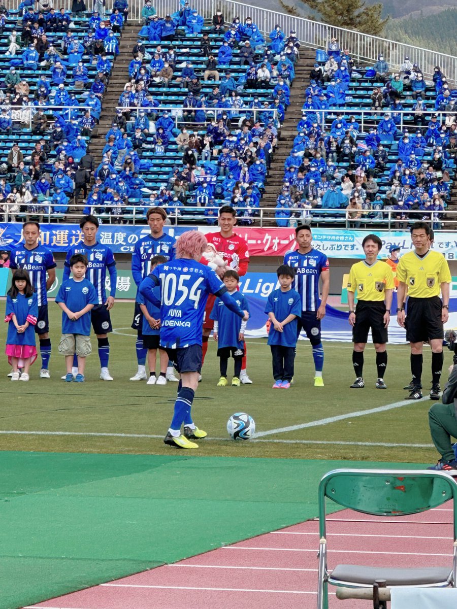 YuyaTegoshi1054's tweet photo. モンテー！！J1昇格目指してまず今日の試合1勝！！
スタジアムで俺の曲が流れてると報告来ました！サポーターのみなさんとスタジアムでみた試合や俺の曲を真剣に聴いてくれていて「また帰ってきてな」のメッセージは絶対に忘れない。
俺は大阪でLIVEなので現地には行けないけどリハーサルの合間合間でタブレットで見て応援してます🔥
俺は大阪で、モンテディオはホーム山形で。
一緒に戦いましょう！俺もLIVE全力でぶちかまします⚽️

 #モンテディオ山形
#絶対勝つ