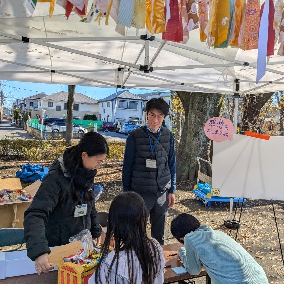 tsukiminosono's tweet photo. #栗山公園のんびりデー
本日15時まで開催中。天気にも恵まれ大盛況。
当施設職員は駄菓子スタンド、ボッチャ体験にてお待ちしています。
焚火、焼きマシュマロ、カフェ…地域の方のパワーに圧倒されっ放しです!!
#小金井市 #東小金井 #特養 #地域包括支援センター
#playhere
#みんなの公園プロジェクト https://t.co/q5yGBMaTkb