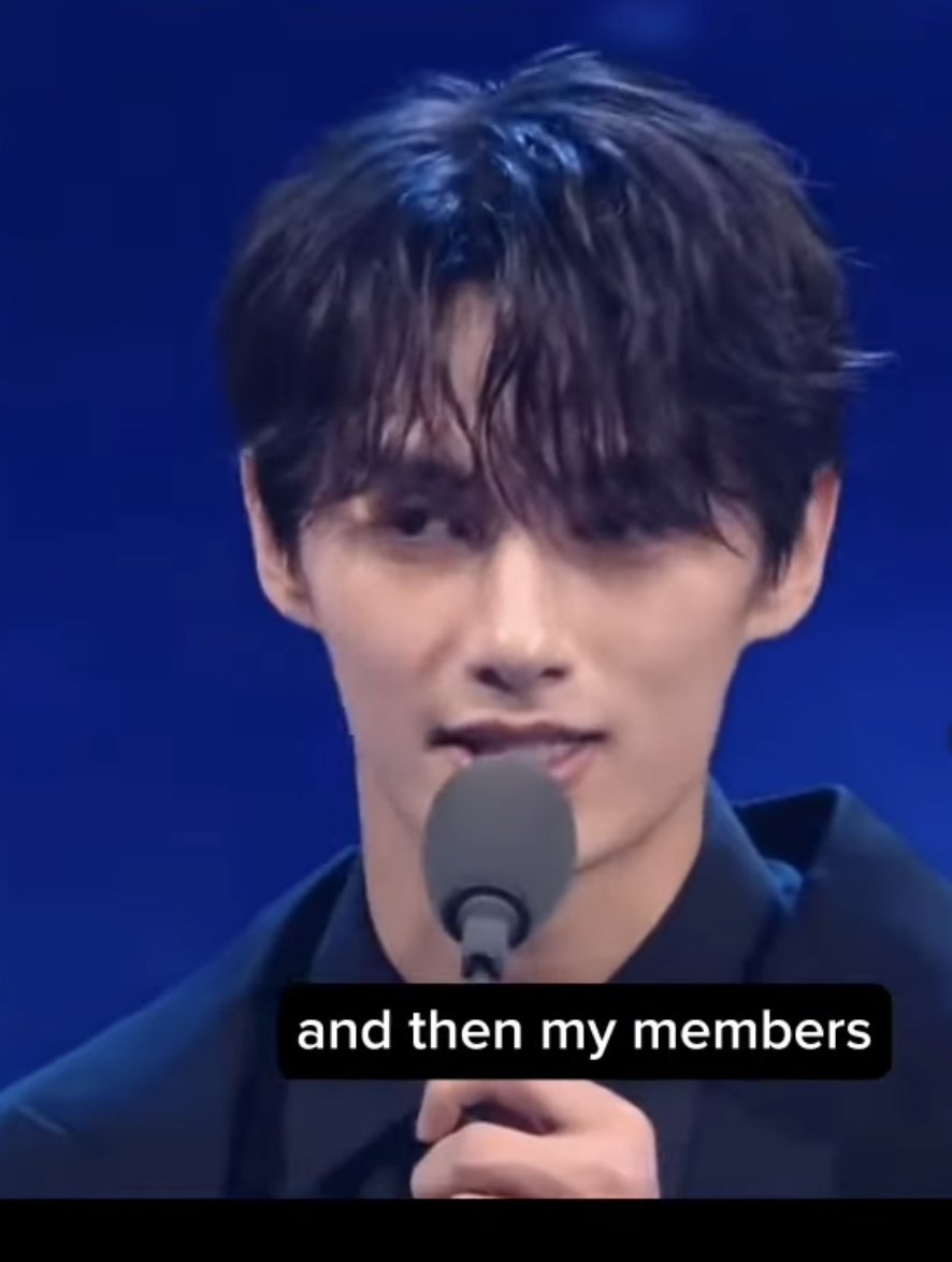 13dandlIons_17's tweet photo. Meanwhile, this is Jun.
Pic1- Promoting SVT while recieving an award at the prestigious Busan International Film Festival 
Pic2- Promoting SVT in the Livestream of OBAGI as a BA
Pic3- Gifting Rihanna a 17RH album
Pic4- Thanking SVT while recieving an award at the prestigious TMEA https://t.co/lF4bm7RUe7