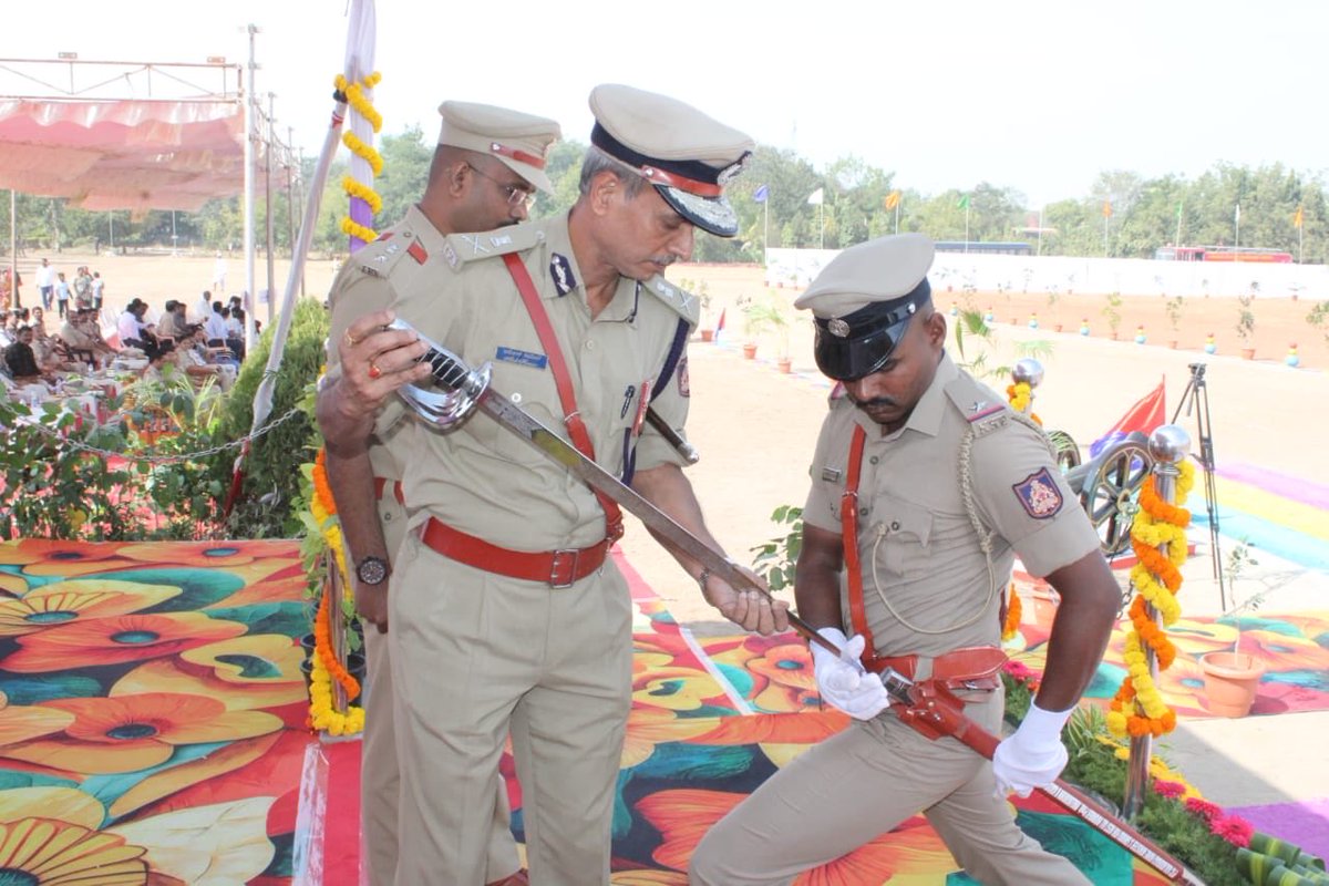 alokkumar6994's tweet photo. Training Institutes lay the foundation of professional competence.

But Policing is not merely profession, there has to be service orientation

Participated  in the Passing Out Parade of Reserve Sub Inspectors at PTC Kalaburgi on 26 th November. https://t.co/Viy4Nx3HwA