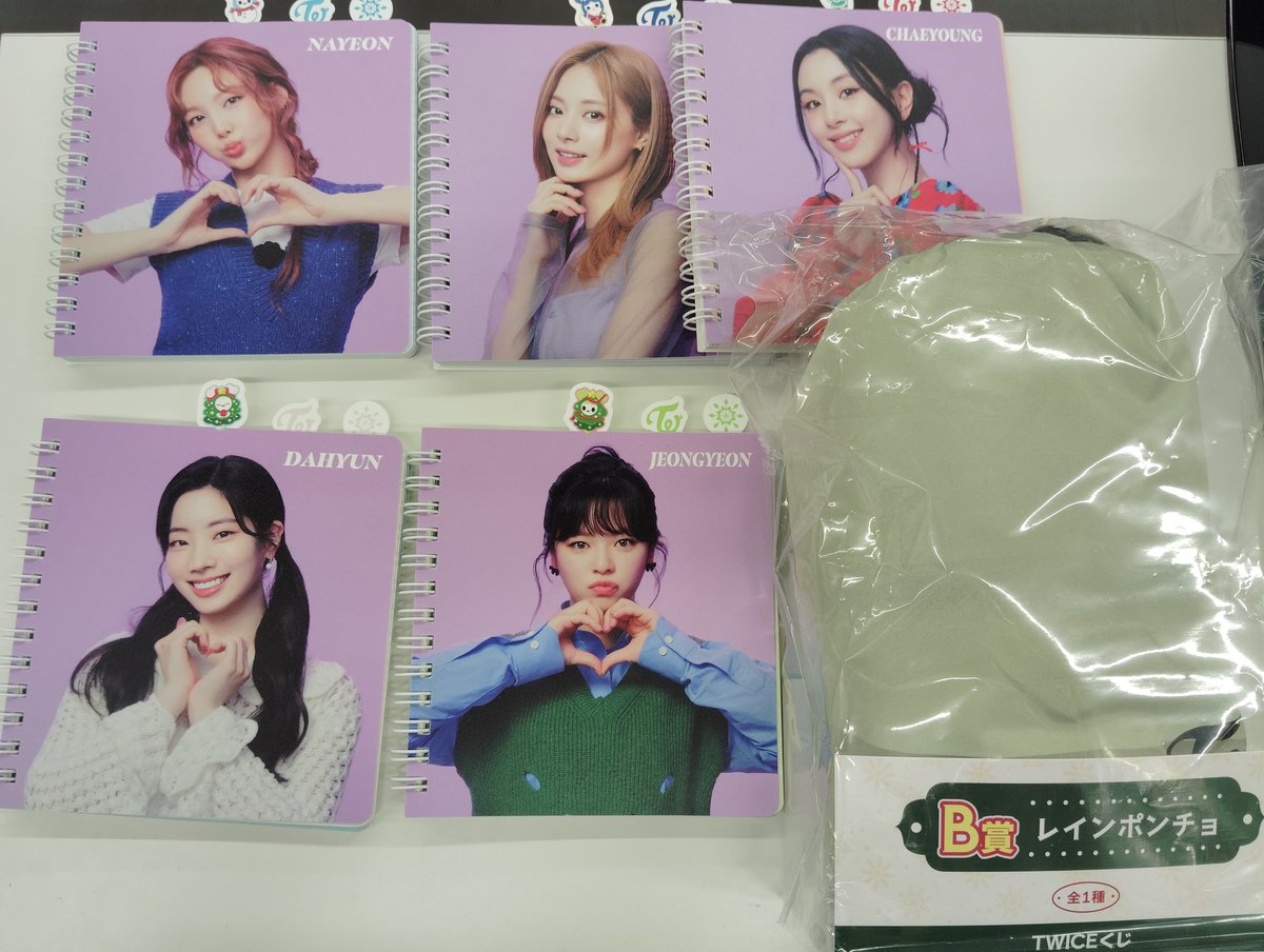TWICE くじ B賞 レインポンチョ