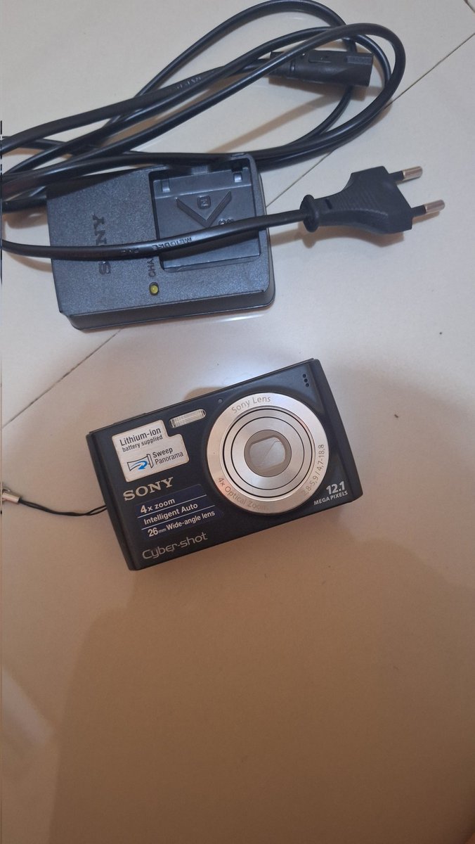 skincaredanne's tweet photo. WTS Sony Cybershot DSC-W510

body 9/10 
berfungsi dengan baik
lcd aman
zoom aman
flash aman
14mp 
include: baterai, charger baterai ori, memory card, strap

harga 1,1jt nego dikit
dom Cirebon

hasil foto liat di bawah https://t.co/Zh6IWiTOTA