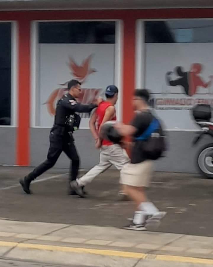 ViuditaCR's tweet photo. #Puriscal
Delincuente asalta a una a femenina en las cercanias del @banconacionalcr  Puriscal. Pero, gracias a la rápida acción de los Oficiales de @fuerzapublicaCR se logra detener al reconocido delincuente y fue entregado a la autoridad judicial...

#CuidémonosJuntos https://t.co/Ogtt5gKwJu