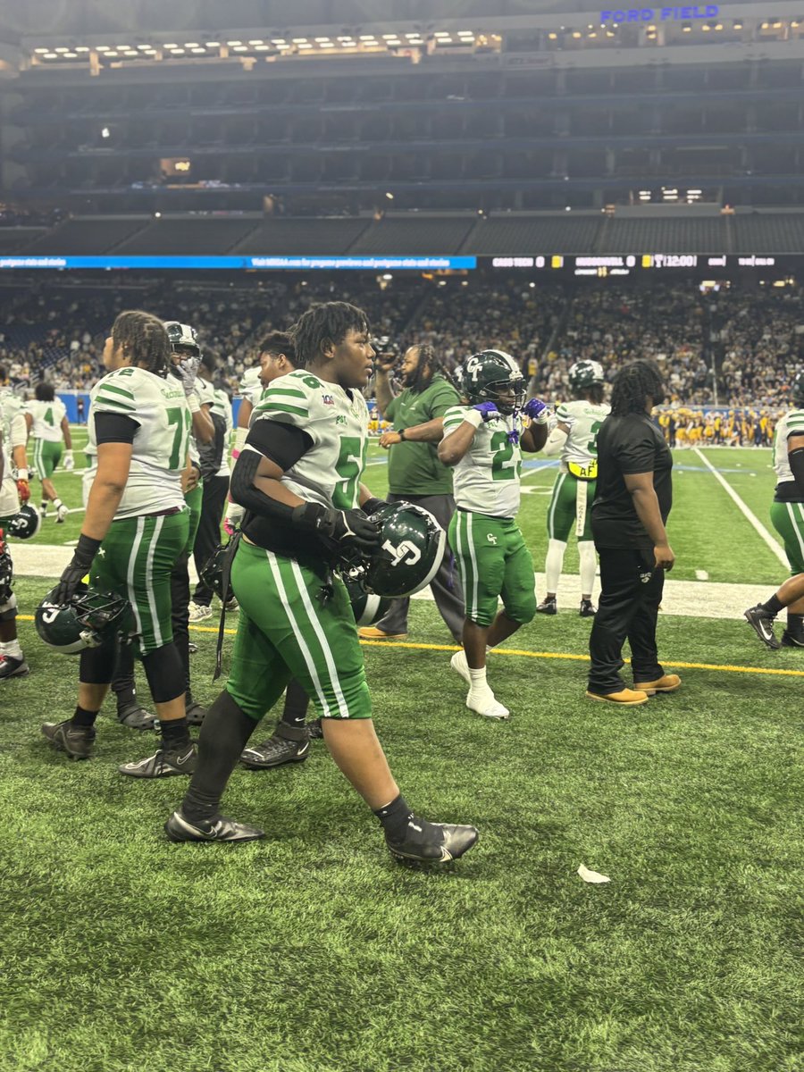 MichFBFrenzy's tweet image. Time for kickoff of our D1 state final! Last game of the 2024 season coming up now!