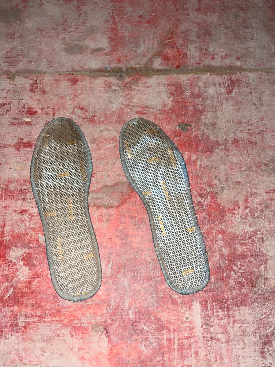 农民工的迷彩胶鞋