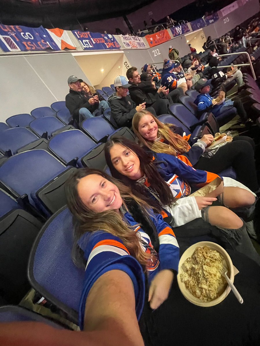 jesspresss's tweet photo. Reunion with the gals for the Isles game @NYIslanders #isles @UBSArena https://t.co/VNnYT3yZPF