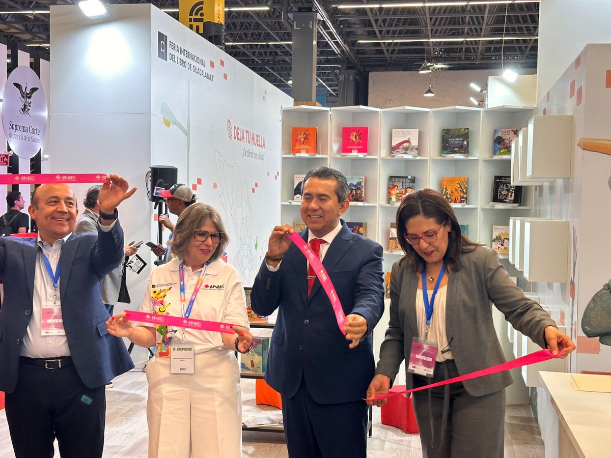 LegislativoSur's tweet photo. @Montano_Ventura: Hoy tuve el honor de inaugurar el stand del @INEMexico en la edición número 38 de la #FILGuadalajara 2024, en compañía de mi colega consejera  @CZavalaP, la Directora de la #DECEYEC, María Elena Cornejo y el Vocal Ejecutivo del  @INEJALISCO, Luis Zamora. https://t.co/t7MnFpEcBo
