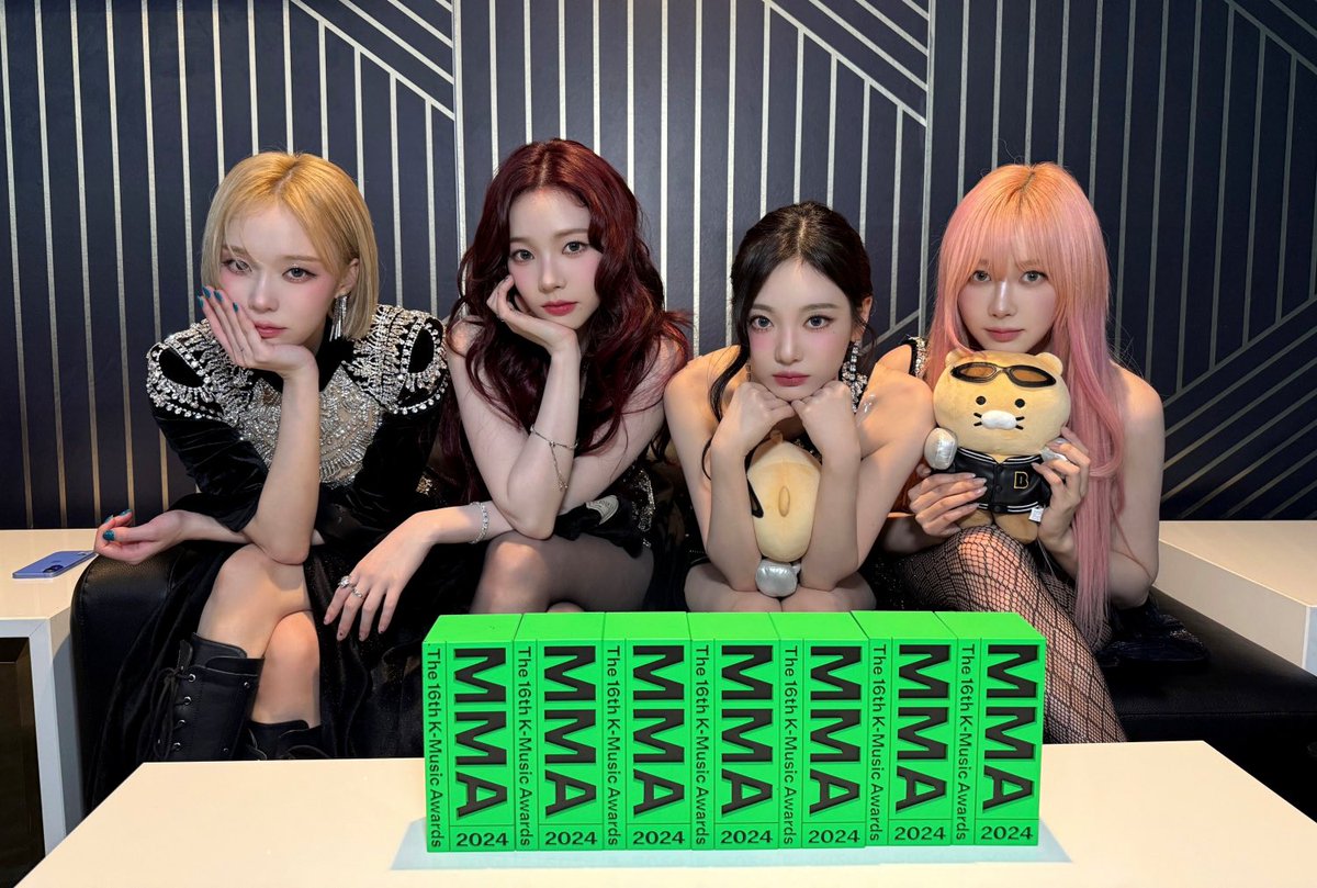 aespa_official's tweet photo. ‘시상식 올킬’ #에스파, #MMA2024 대상 3개+총 7관왕 최다관왕 영예
3연타 흥행곡 퍼레이드 무대로 ‘대상 가수’ 존재감 입증
‘Whiplash’, 발매 2달 차에 음악방송 1위로 겹경사!

https://t.co/IqsL637bHb

#aespa #æspa #에스파
#MMA2024 #2024멜론뮤직어워드 https://t.co/KtleBL6jqk