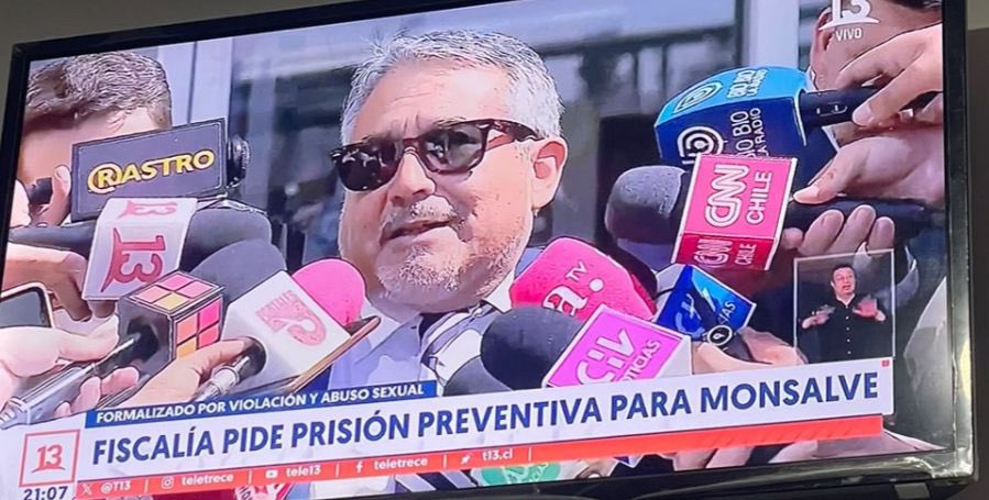 Rastrocom's tweet image. En la audiencia de este viernes, el persecutor Xavier Armendáriz formalizó a Manuel Monsalve por los delitos de violación y abuso sexual, perpetrados en septiembre. En tanto, la defensa del imputado alegó que conocieron los antecedentes este jueves.