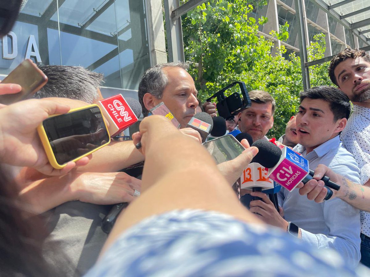 Rastrocom's tweet image. En la audiencia de este viernes, el persecutor Xavier Armendáriz formalizó a Manuel Monsalve por los delitos de violación y abuso sexual, perpetrados en septiembre. En tanto, la defensa del imputado alegó que conocieron los antecedentes este jueves.