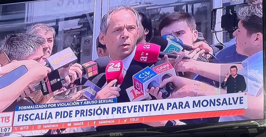 Rastrocom's tweet image. En la audiencia de este viernes, el persecutor Xavier Armendáriz formalizó a Manuel Monsalve por los delitos de violación y abuso sexual, perpetrados en septiembre. En tanto, la defensa del imputado alegó que conocieron los antecedentes este jueves.